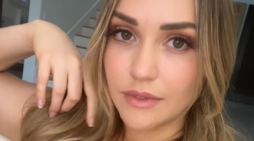 Hep aynı şeyi yapıyor! Yetişkin film yıldızı Mia Malkova’nın tangalı pozu sosyal medya kullanıcılarının nefesini kesti