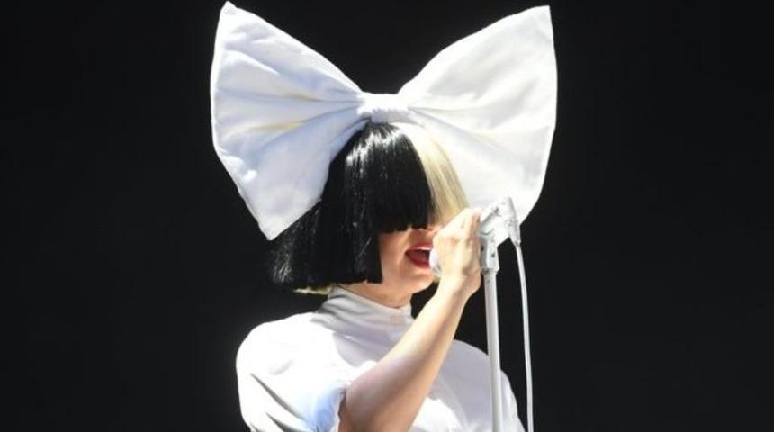 Sia şantaj yapan paparazziye &ccedil;ıplak fotoğrafıyla yanıt verdi