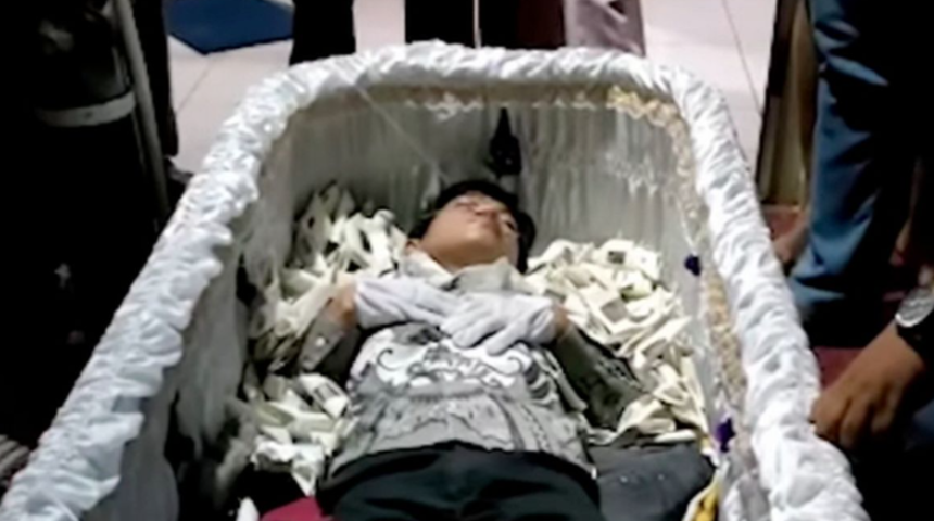 Kendi ölümünü taklit eden adam aniden uyanınca herkesi korkuttu! Sosyal medyada gündem yarattı