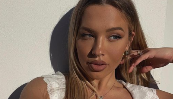 Transparan iç çamaşırıyla şov yaptı! “Kim der üç annesi diye”