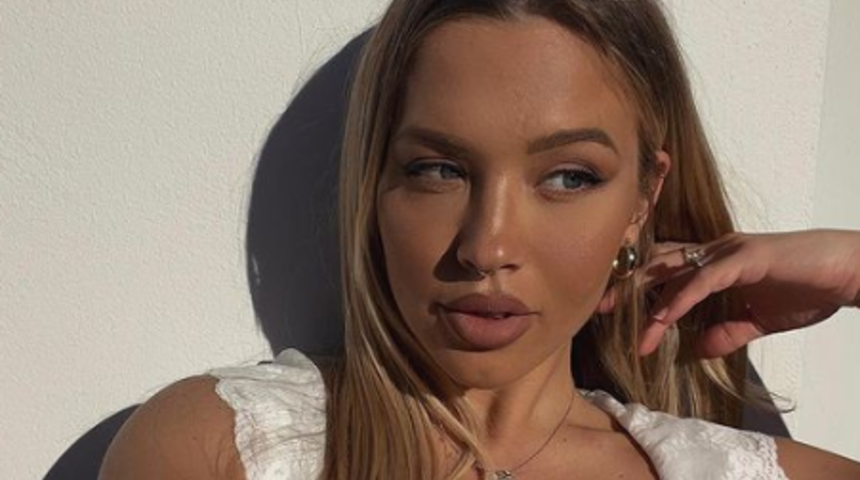 Sosyal medya fenomeni Tammy Hembrow transparan iç çamaşırıyla karın kaslarını gösterdi! “Kim der üç annesi diye”