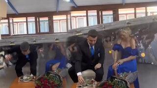 Nişan töreninde talihsiz anlar! Gelin ve damadın üzerine dekor düştü... Davetliler yardımına koştu