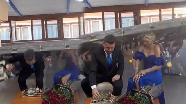 Nişan töreninde talihsiz anlar! Gelin ve damadın üzerine dekor düştü... Davetliler yardımına koştu