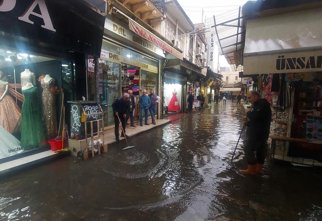 İzmir'de sağanak yağış hayatı fel&ccedil; etti! Yollar g&ouml;le d&ouml;nd&uuml;, d&uuml;kkanları su bastı