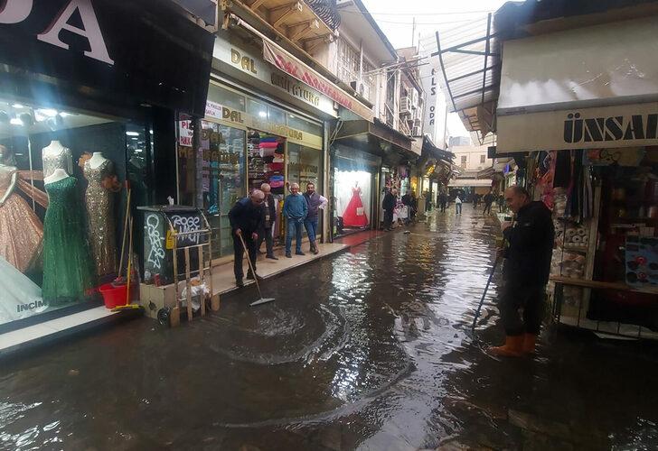 İzmir'de sağanak yağış hayatı felç etti! Yollar göle döndü, dükkanları su bastı