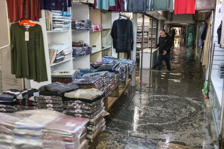 İzmir'de sağanak yağış hayatı felç etti! Yollar göle döndü, dükkanları su bastı G1