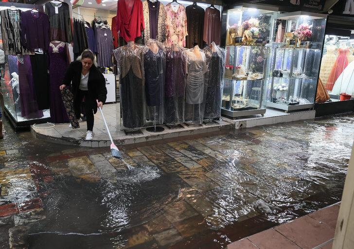İzmir'de sağanak yağış hayatı felç etti! Yollar göle döndü, dükkanları su bastı G2