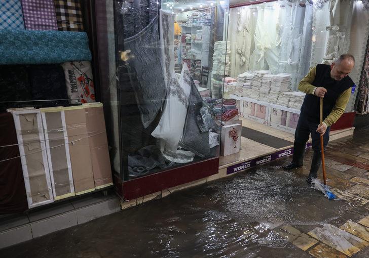 İzmir'de sağanak yağış hayatı felç etti! Yollar göle döndü, dükkanları su bastı G3
