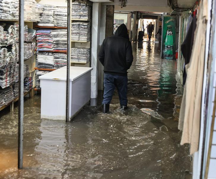 İzmir'de sağanak yağış hayatı felç etti! Yollar göle döndü, dükkanları su bastı G4