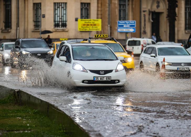 İzmir'de sağanak yağış hayatı felç etti! Yollar göle döndü, dükkanları su bastı G5