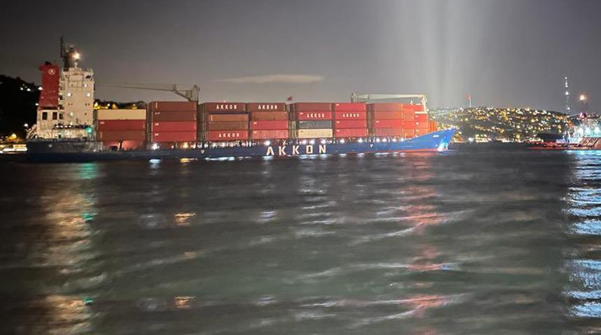 Son dakika: Arıza yapan konteyner gemisi çekildi, İstanbul Boğazı gemi trafiğine açıldı