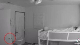 Sosyal medya bu anları konuşuyor! Çocuk odasındaki kameranın görüntüleri herkesi korkuttu