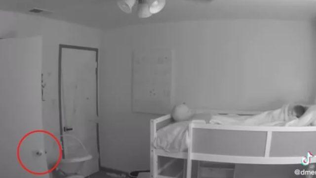 Sosyal medya bu anları konuşuyor! Çocuk odasındaki kameranın görüntüleri herkesi korkuttu