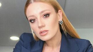 Gizem Karaca Mısır'da mini şortuyla poz verdi! Dekoltesine bakan bir daha baktı