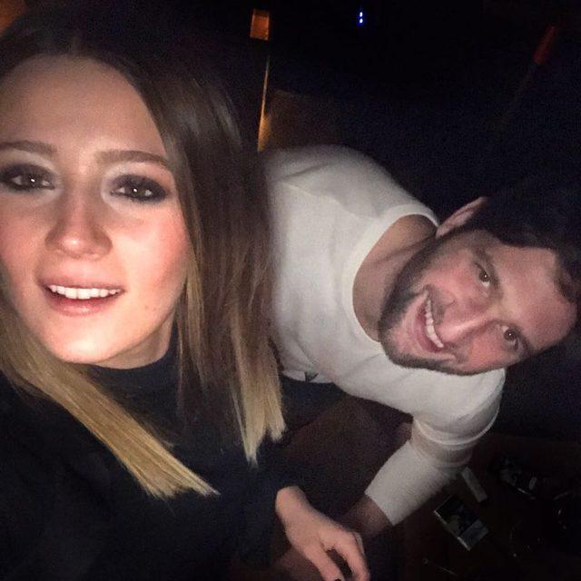 Gizem Karaca Mısır'da mini tulumuyla poz verdi! Dekoltesine bakan bir daha baktı