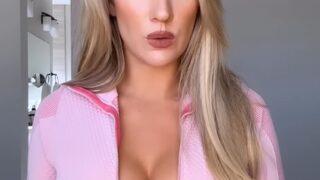 “Yaşayan en seksi kadın” seçilmişti! Bluzunun fermuarı yavaş yavaş açılınca hayranlarını heyecanlandırdı