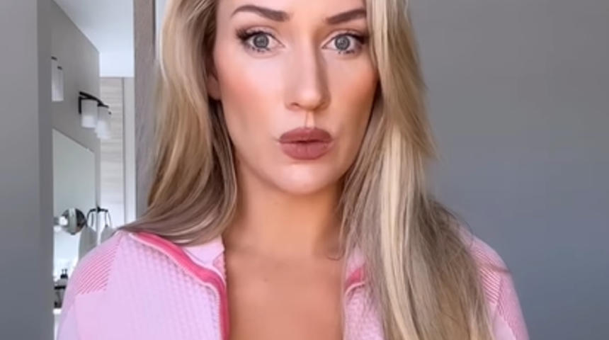 “Yaşayan en seksi kadın” seçilmişti! Bluzunun fermuarı yavaş yavaş açılınca hayranlarını heyecanlandırdı