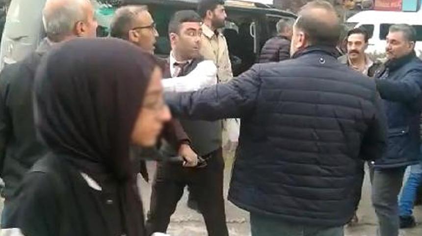 Yolcuyla tartıştı! Arabayı durdurup kavgaya tutuştu