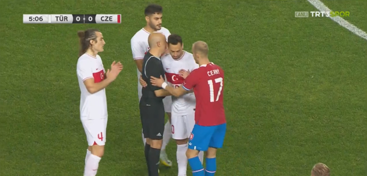 Son dakika: Cüneyt Çakır, Türkiye - Çekya maçının 5. dakikasında 'son düdüğünü' çaldı! 'Türkiye seninle gurur duyuyor' tezahüratlarıyla jübile... G2
