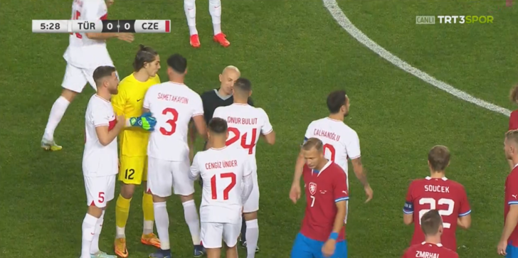 Son dakika: Cüneyt Çakır, Türkiye - Çekya maçının 5. dakikasında 'son düdüğünü' çaldı! 'Türkiye seninle gurur duyuyor' tezahüratlarıyla jübile... G4