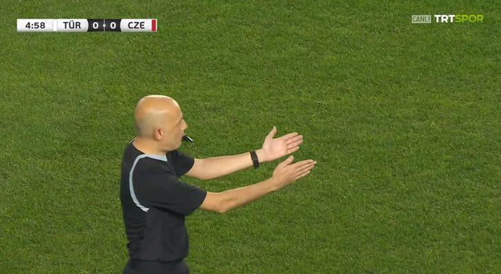 Son dakika: Cüneyt Çakır, Türkiye - Çekya maçının 5. dakikasında 'son düdüğünü' çaldı! 'Türkiye seninle gurur duyuyor' tezahüratlarıyla jübile... G1