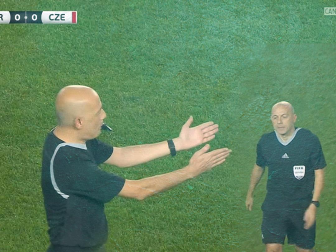 Son dakika: C&uuml;neyt &Ccedil;akır, T&uuml;rkiye - &Ccedil;ekya ma&ccedil;ının 5. dakikasında 'son d&uuml;d&uuml;ğ&uuml;n&uuml;' &ccedil;aldı! 'T&uuml;rkiye seninle gurur duyuyor' tezah&uuml;ratlarıyla j&uuml;bile...