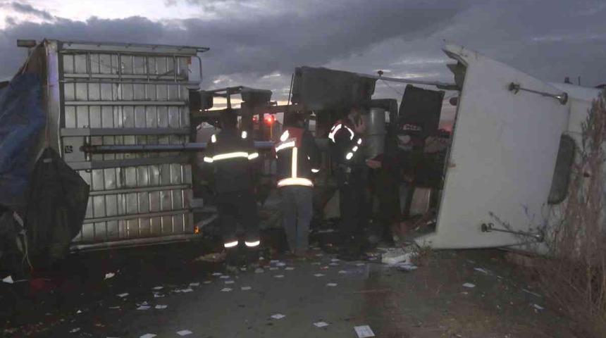 Kömür tozu yüklü tır devrildi! Kilometrelerce araç kuyruğu oluştu
