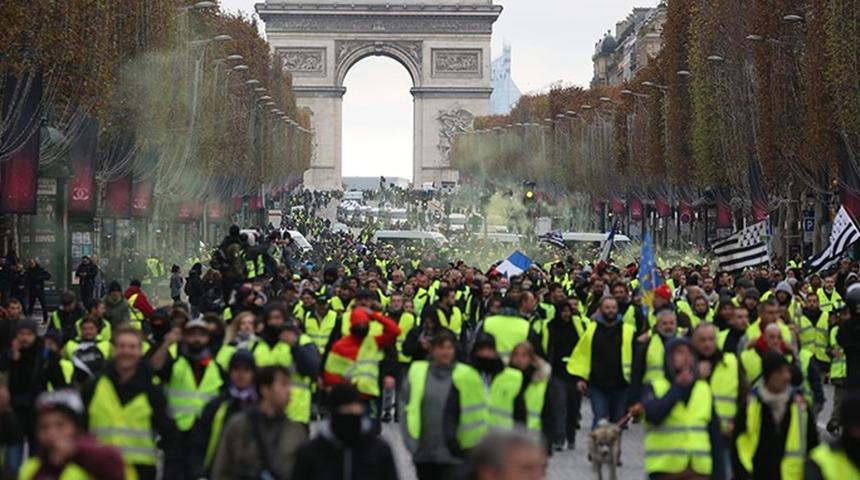 Fransa'da sarı yelekliler 4. yılında da sokağa indi!