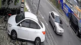 Ümraniye'de şaşkına çeviren görüntü! Borçlu kaçmayı seçti, alacaklısı onu durdurmak için kaputa çıktı