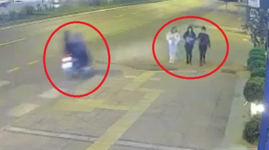 Yolda y&uuml;r&uuml;yen kızlar dehşeti yaşadı! Y&uuml;z&uuml;ne atıp ka&ccedil;tılar, neredeyse g&ouml;z&uuml;n&uuml; kaybediyordu