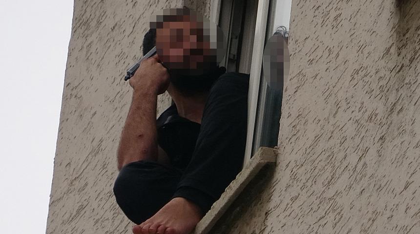 Yer: Elazığ! Cama &ccedil;ıkıp silahı başına dayadı