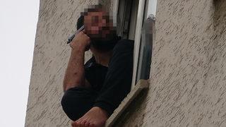 Yer: Elazığ! Cama çıkıp silahı başına dayadı