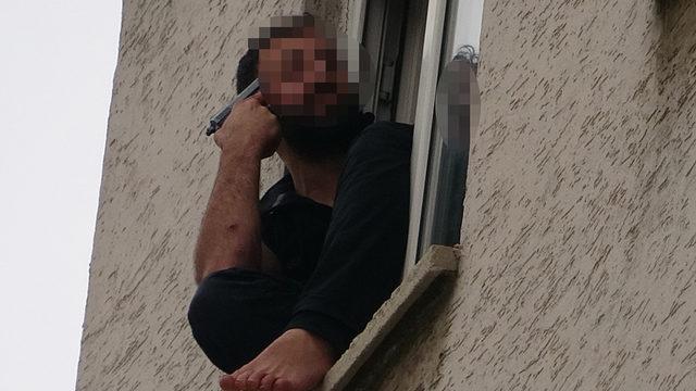 Yer: Elazığ! Cama çıkıp silahı başına dayadı