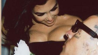 Kourtney Kardashian sere serpe oturdu! İç çamaşırının görünmesi umurunda olmayınca tepki çekti