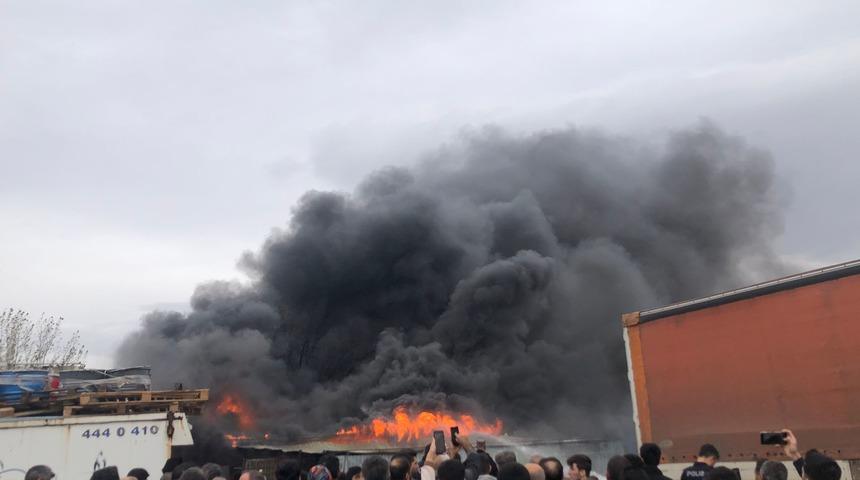 Bursa’da geri dönüşüm deposunda büyük yangın! Çok sayıda ekip sevk edildi