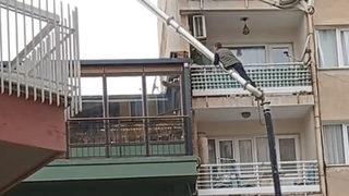 Aydın'da anahtarını evde unutan kişi 'Bu kadarı da olmaz' dedirtti! Çilingir çağırmak yerine bakın ne yaptı