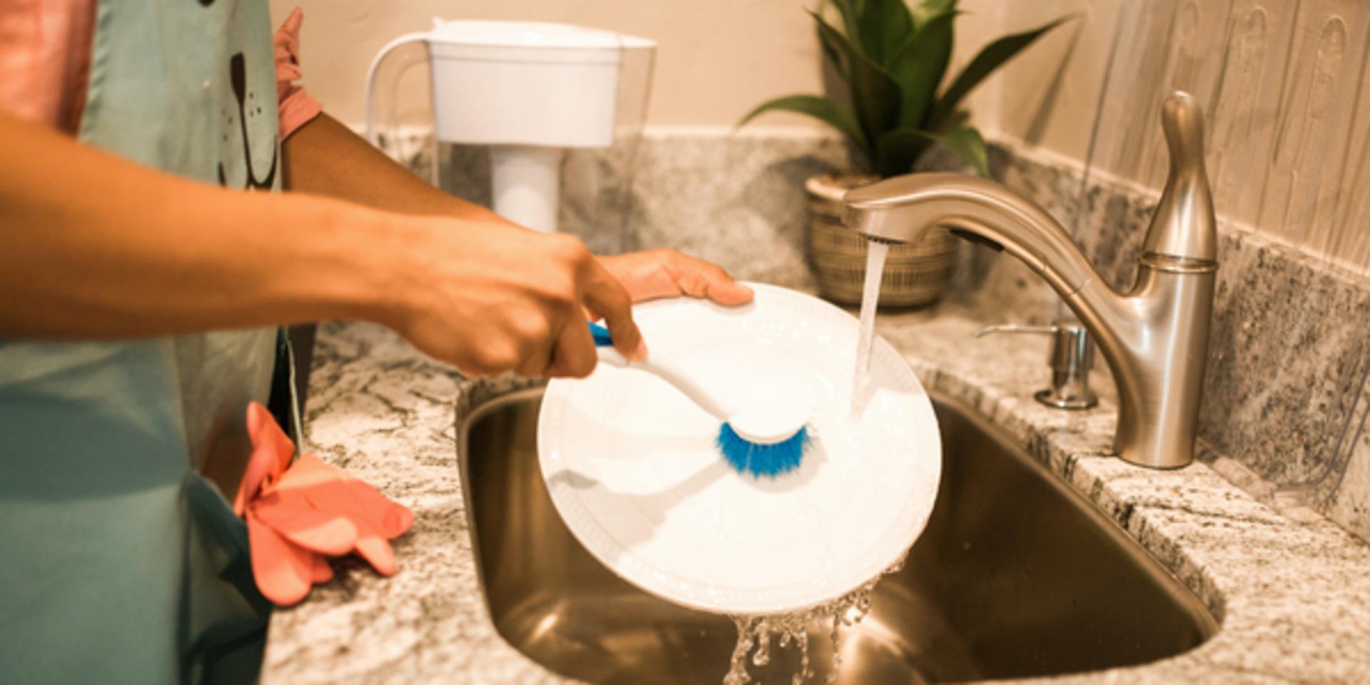 Bulaşıkları hızlıca elinde yıkamak isteyenler için en iyi bulaşık deterjanları