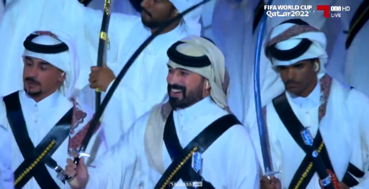 Katar 2022 Dünya Kupası'nın açılış gösterisine, kılıçlı adamlar damga vurdu! Sosyal medyada izleyenler şaşırdı... G1