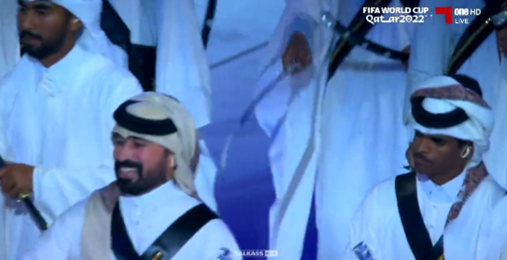 Katar 2022 Dünya Kupası'nın açılış gösterisine, kılıçlı adamlar damga vurdu! Sosyal medyada izleyenler şaşırdı... G2