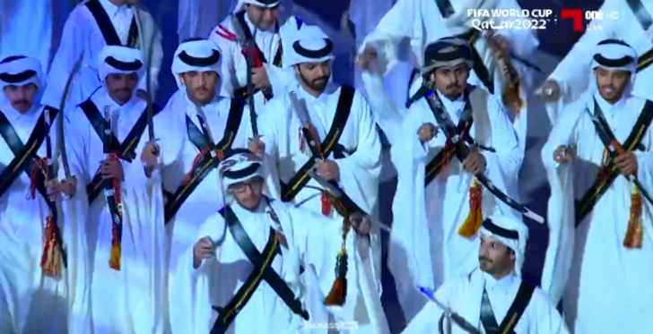 Katar 2022 Dünya Kupası'nın açılış gösterisine, kılıçlı adamlar damga vurdu! Sosyal medyada izleyenler şaşırdı... G3