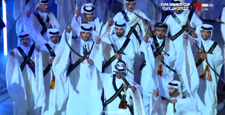 Katar 2022 Dünya Kupası'nın açılış gösterisine, kılıçlı adamlar damga vurdu! Sosyal medyada izleyenler şaşırdı... G4