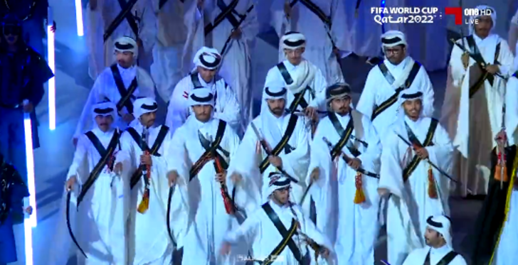 Katar 2022 Dünya Kupası'nın açılış gösterisine, kılıçlı adamlar damga vurdu! Sosyal medyada izleyenler şaşırdı... G5