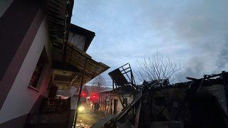 Düzce'de samanlıkta başlayan ve eve de sıçrayan yangın söndürüldü