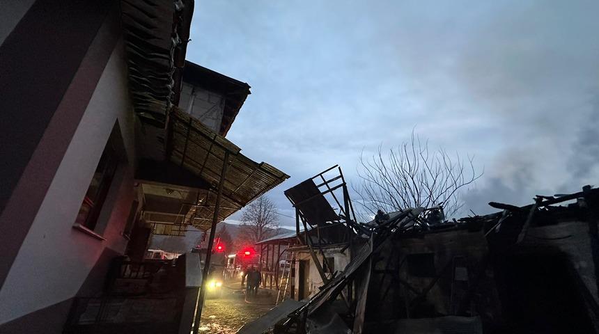 Düzce'de samanlıkta başlayan ve eve de sıçrayan yangın söndürüldü