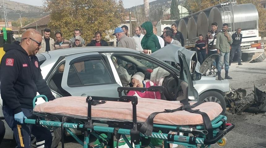 Burdur'da tırla çarpışan otomobildeki 3 kişi yaralandı