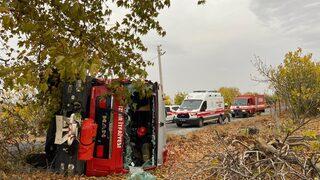 Tire'de yangına giden itfaiye aracının devrilmesi sonucu 3 itfaiye eri yaralandı