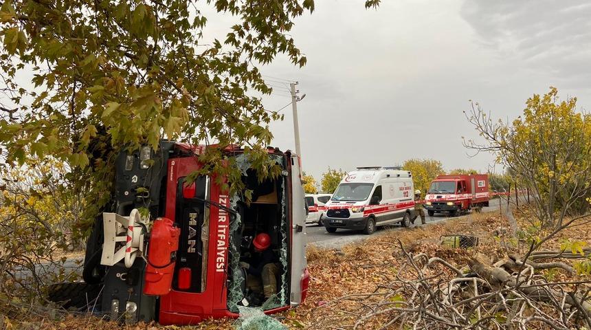 Tire'de yangına giden itfaiye aracının devrilmesi sonucu 3 itfaiye eri yaralandı