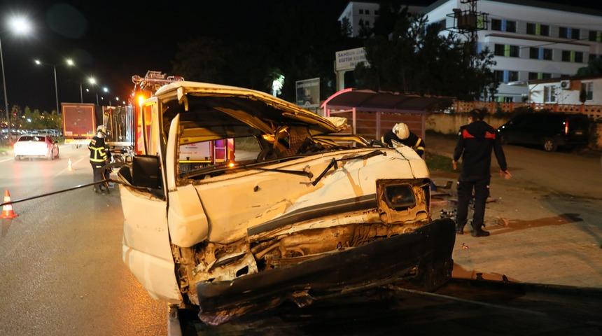 Samsun'da panelvanın devrilmesi sonucu iki kişi yaralandı