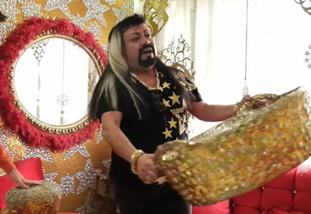 "18 kilo altınım var" diyerek olay olan Kobra Murat'ın evini g&ouml;renler g&ouml;zlerine inanamadı! 'Bize k&uuml;fl&uuml; altınlı derler'