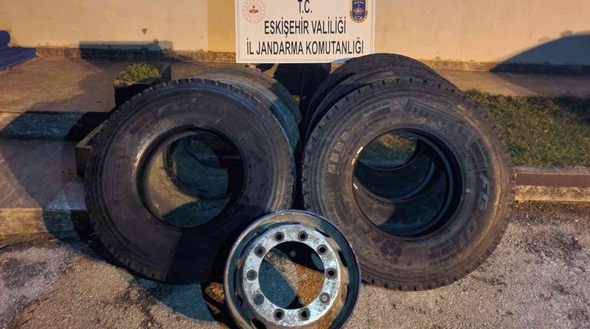 Çalıştığı işletmeye ait kamyon lastiklerini ve jantını satan şüpheli yakalandı